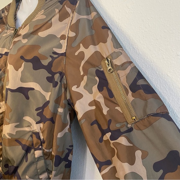 Camouflage bomber jacket: Large **w168 - Picture 3 of 14